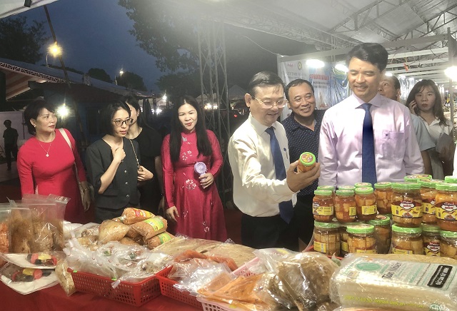 Lãnh đạo, quan khách tham quan một gian hàng tại Hội chợ. Ảnh: Viết Hiền