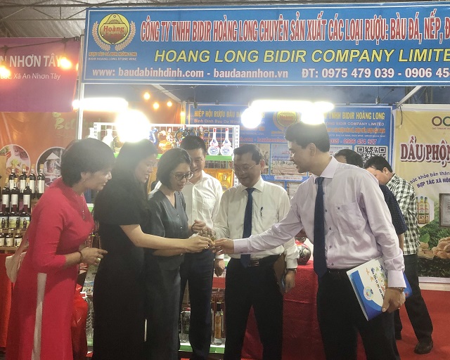 Đâị biểu tham quan, thưởng thức đặc sản rượu Bàu Đá của Bình Định. Ảnh: VH