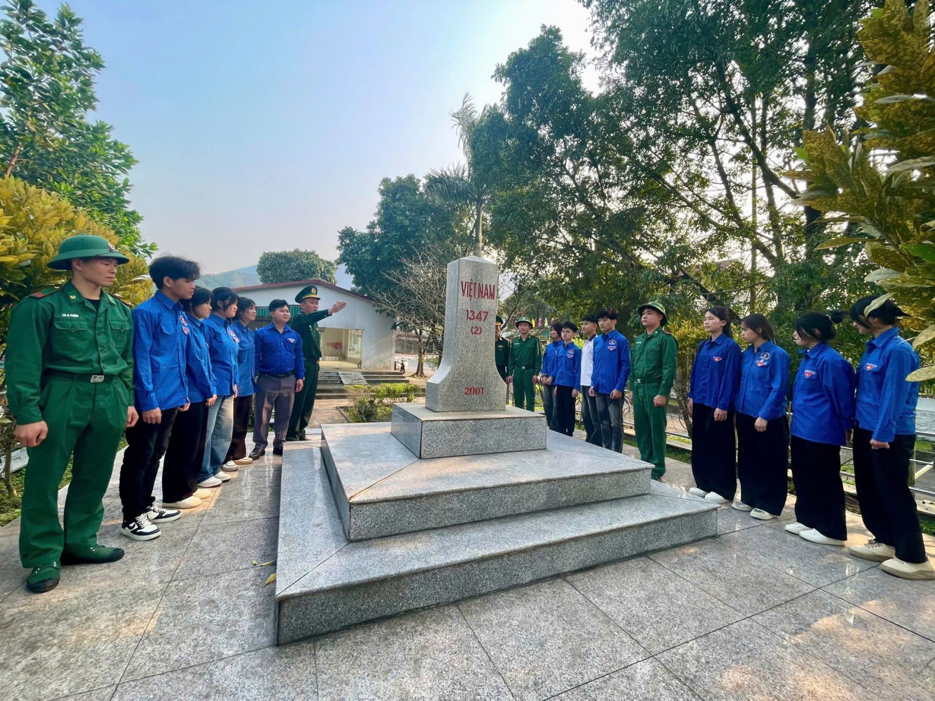 Đồn Biên phòng Pò Hèn giới thiệu Mốc 1347 (2) cho các Đoàn viên thanh niên Đồn Biên phòng Pò Hèn giới thiệu Mốc 1347 (2) cho các Đoàn viên thanh niên