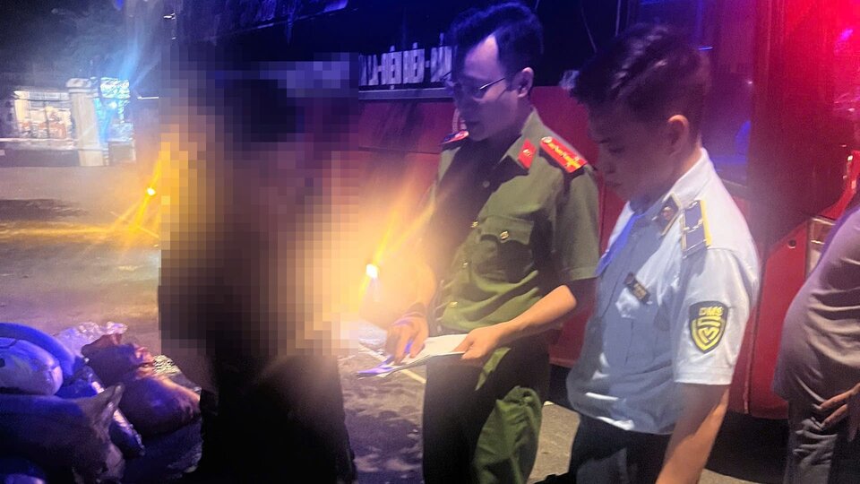 Lực lượng chức năng phát hiện, xử lý xe khách vận chuyển gần 1 tấn nội tạng động vật không rõ nguồn gốc xuất xứ đang trong quá trình vận chuyển đi tiêu thụ. Ảnh: Công an Sơn La