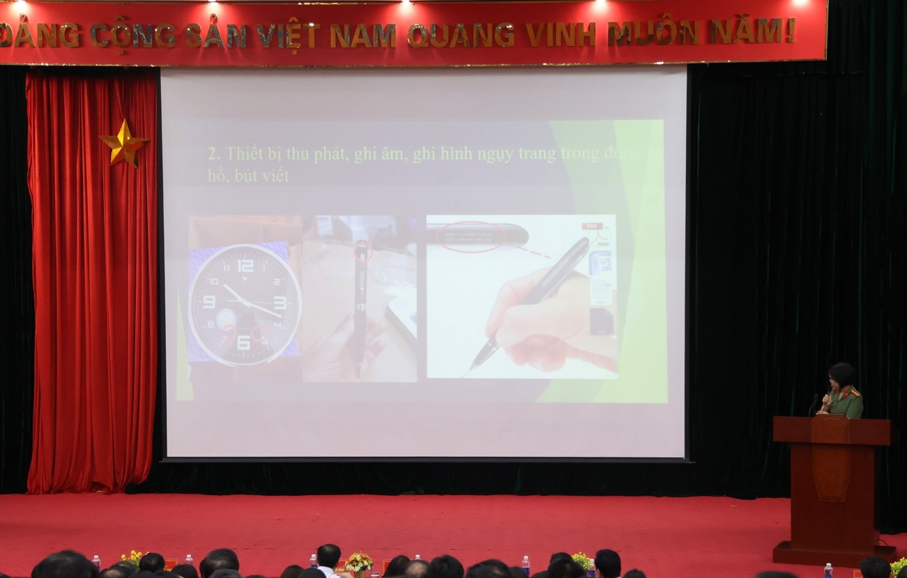 Đại diện Phòng PA06, Công an tỉnh hướng dẫn một số nội dung về phát hiện, phòng ngừa sử dụng công nghệ cao trong Kỳ thi. Đại diện Phòng PA06, Công an tỉnh hướng dẫn một số nội dung về phát hiện, phòng ngừa sử dụng công nghệ cao trong Kỳ thi.