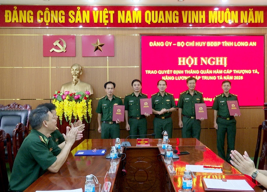 Bộ đội Biên phòng Long An trao quyết định thăng quân hàm cấp thượng tá, nâng lương cấp trung tá năm 2025