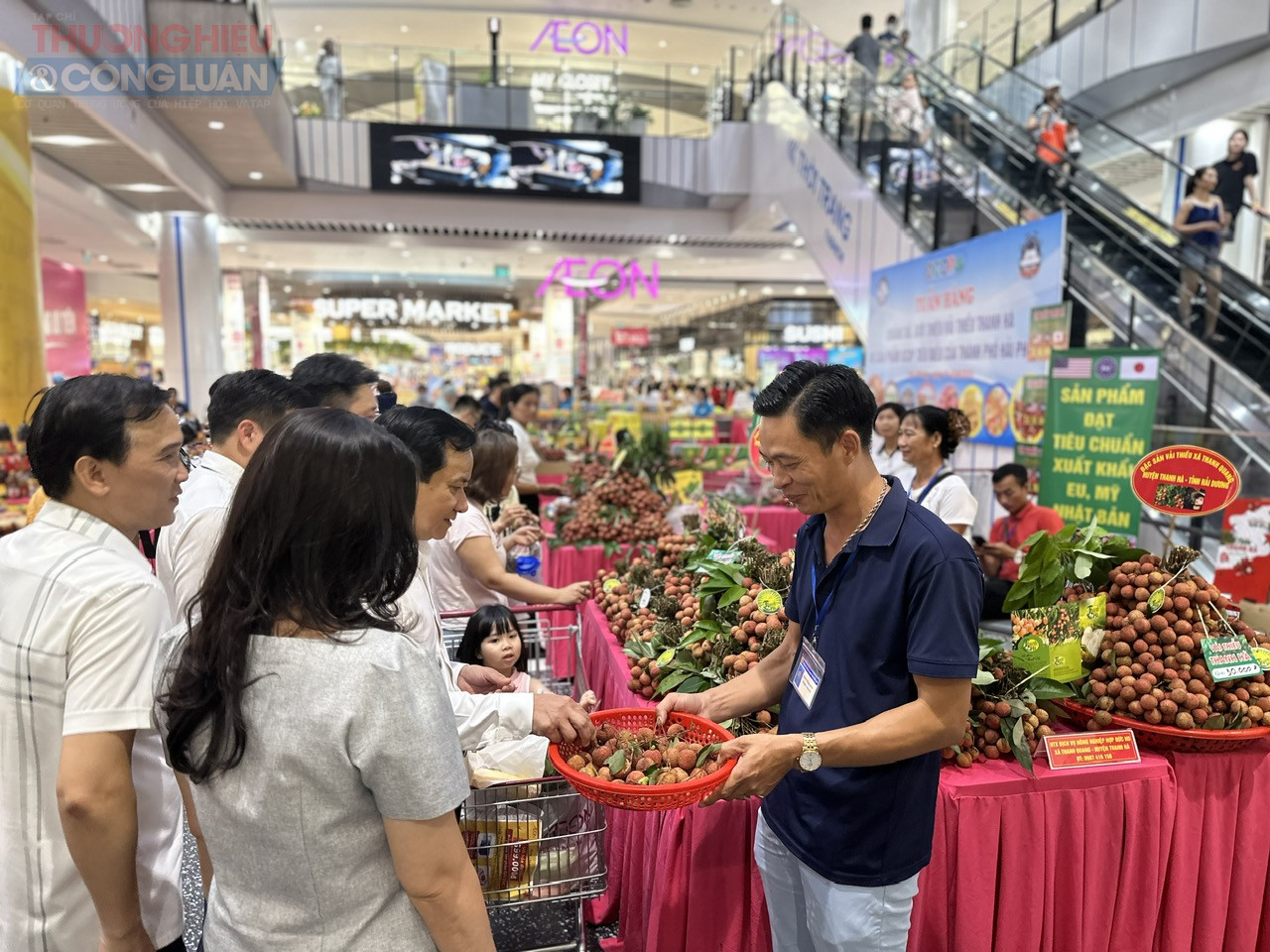 Người tiêu dùng thích thú tham quan mua sắm và ăn thử tại gian hàng Người tiêu dùng thích thú tham quan mua sắm và ăn thử tại gian hàng