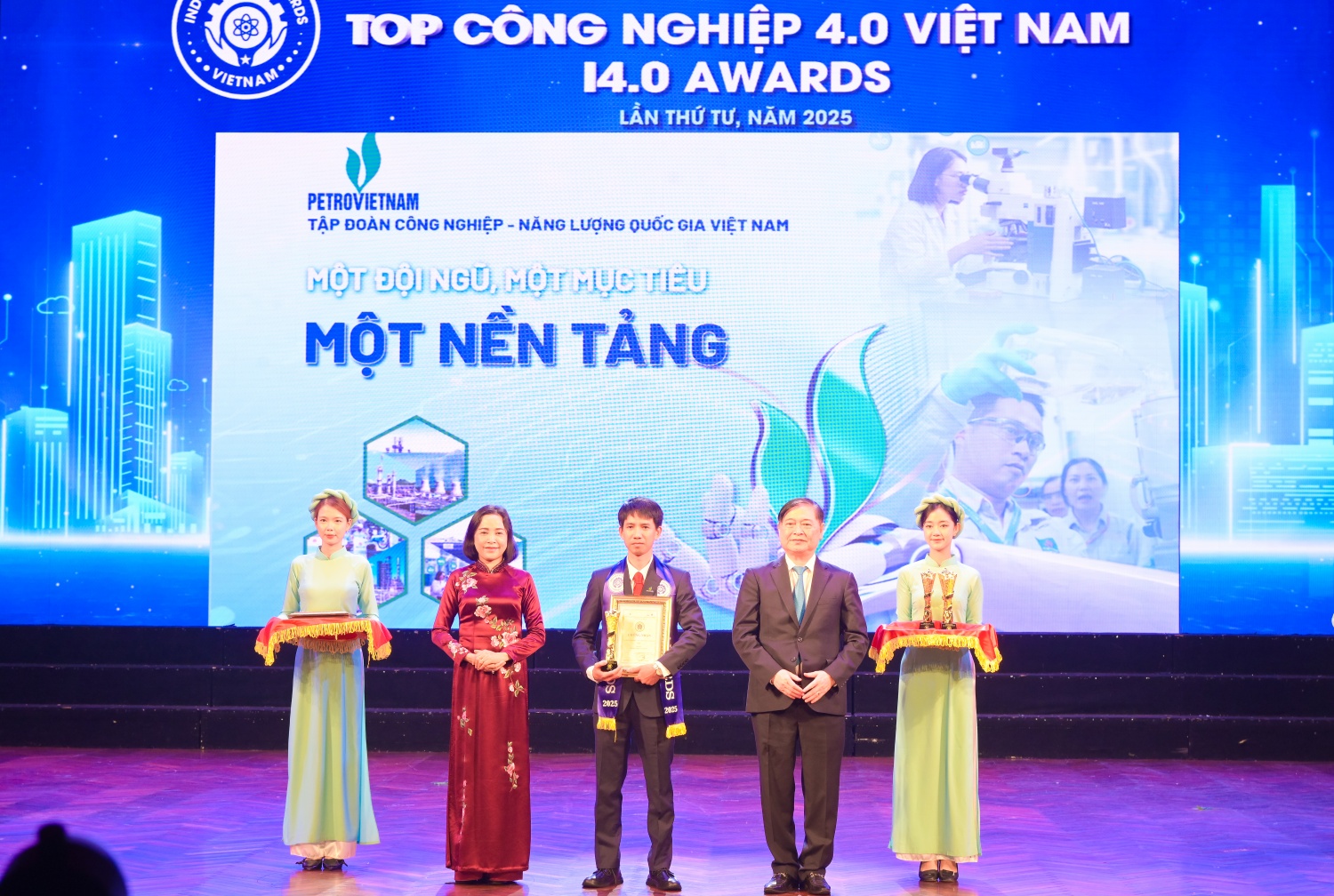 Phó Chủ tịch Quốc hội Nguyễn Thị Thanh và Chủ tịch Liên hiệp các Hội Khoa học và Kỹ thuật Việt Nam Phan Xuân Dũng trao biểu trưng vinh danh Petrovietnam đạt Top 10 Doanh nghiệp Công nghiệp 4.0 Việt Nam Phó Chủ tịch Quốc hội Nguyễn Thị Thanh và Chủ tịch Liên hiệp các Hội Khoa học và Kỹ thuật Việt Nam Phan Xuân Dũng trao biểu trưng vinh danh Petrovietnam đạt Top 10 Doanh nghiệp Công nghiệp 4.0 Việt Nam