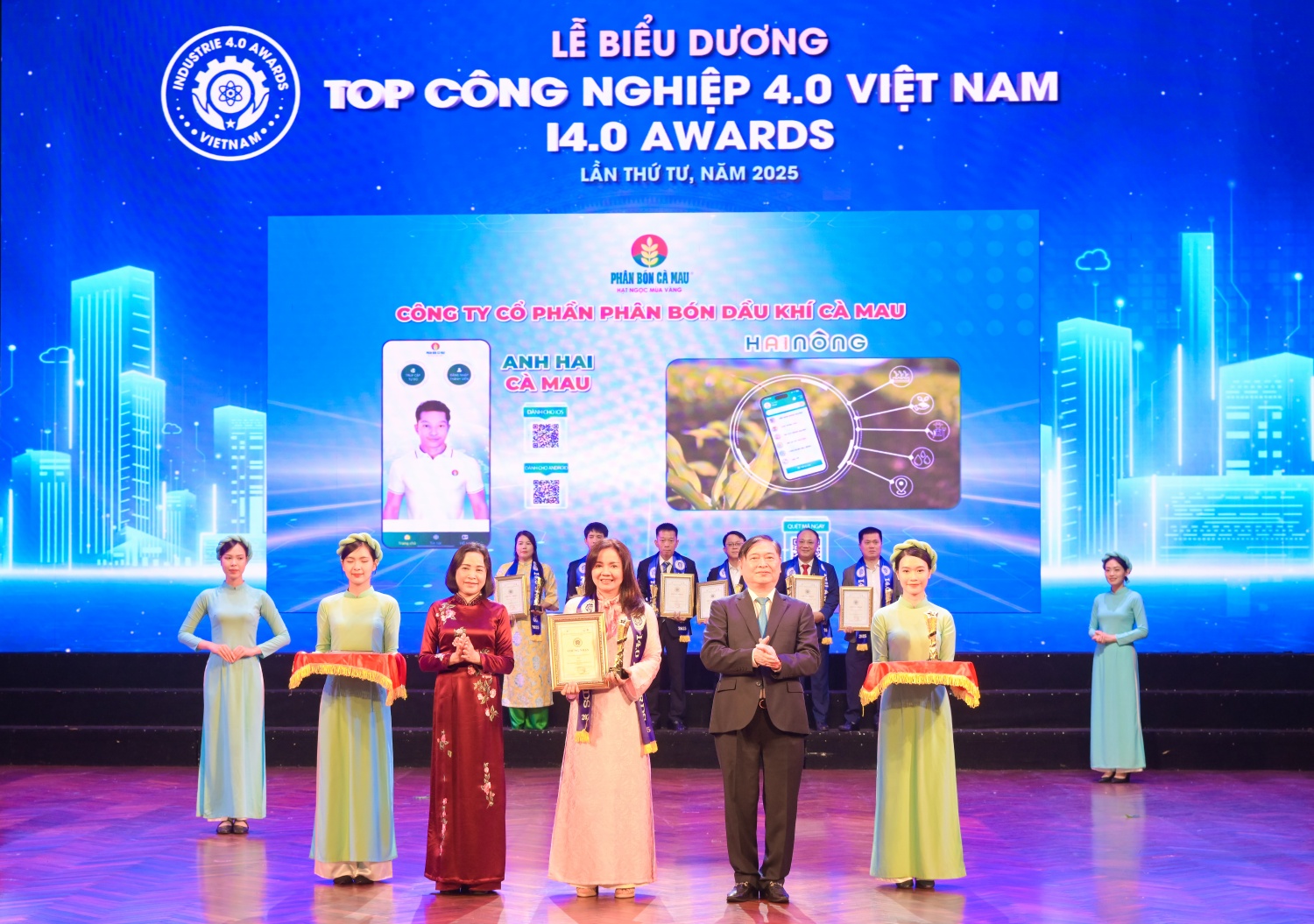 Phó Chủ tịch Quốc hội Nguyễn Thị Thanh và Chủ tịch Liên hiệp các Hội Khoa học và Kỹ thuật Việt Nam Phan Xuân Dũng trao biểu trưng vinh danh PVCFC đạt Top Doanh nghiệp khoa học và công nghệ, đổi mới sáng tạo và chuyển đổi số Phó Chủ tịch Quốc hội Nguyễn Thị Thanh và Chủ tịch Liên hiệp các Hội Khoa học và Kỹ thuật Việt Nam Phan Xuân Dũng trao biểu trưng vinh danh PVCFC đạt Top Doanh nghiệp khoa học và công nghệ, đổi mới sáng tạo và chuyển đổi số