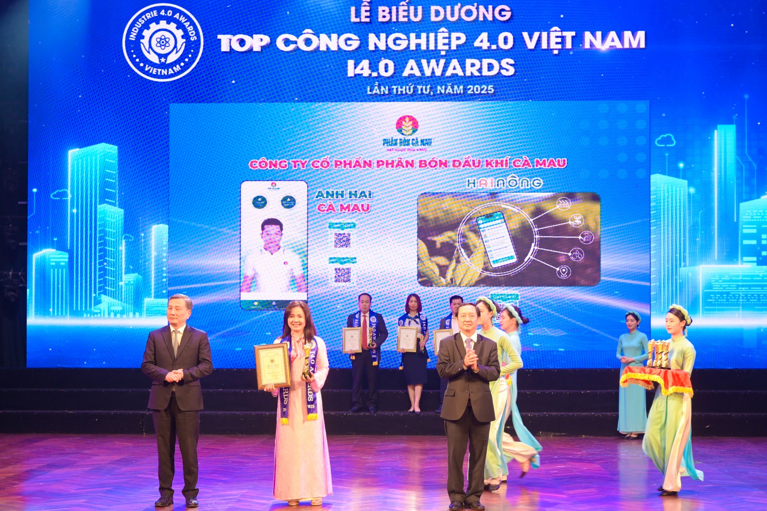 Chủ nhiệm Ủy ban Khoa học, Công nghệ và Môi trường của Quốc hội Lê Quang Huy và Phó Trưởng Ban Tuyên giáo và Dân vận Trung ương Huỳnh Thành Đạt trao biểu trưng vinh danh PVCFC đạt Top Doanh nghiệp có sản phẩm thông minh Chủ nhiệm Ủy ban Khoa học, Công nghệ và Môi trường của Quốc hội Lê Quang Huy và Phó Trưởng Ban Tuyên giáo và Dân vận Trung ương Huỳnh Thành Đạt trao biểu trưng vinh danh PVCFC đạt Top Doanh nghiệp có sản phẩm thông minh
