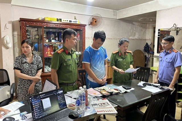 Khám xét khẩn cấp nơi ở của đối tượng Nguyễn Minh Trí, một trong 2 đối tượng cầm đầu đường dây