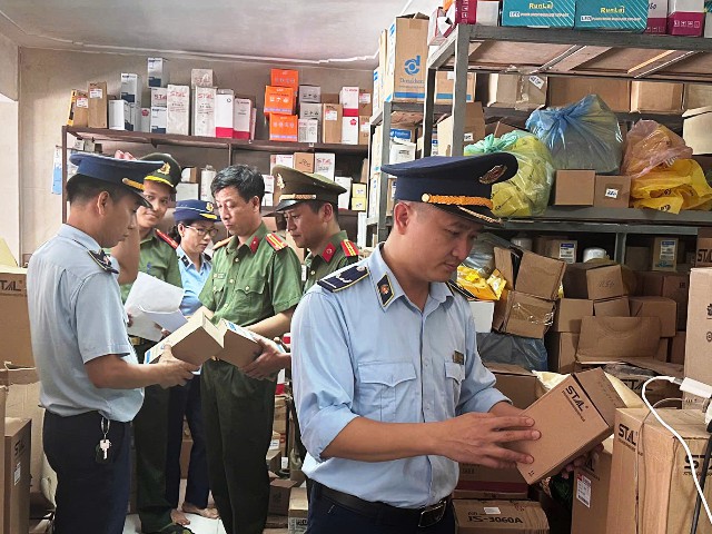 Phát hiện và xử lý một doanh nghiệp kinh doanh lọc nhớt không rõ nguồn gốc