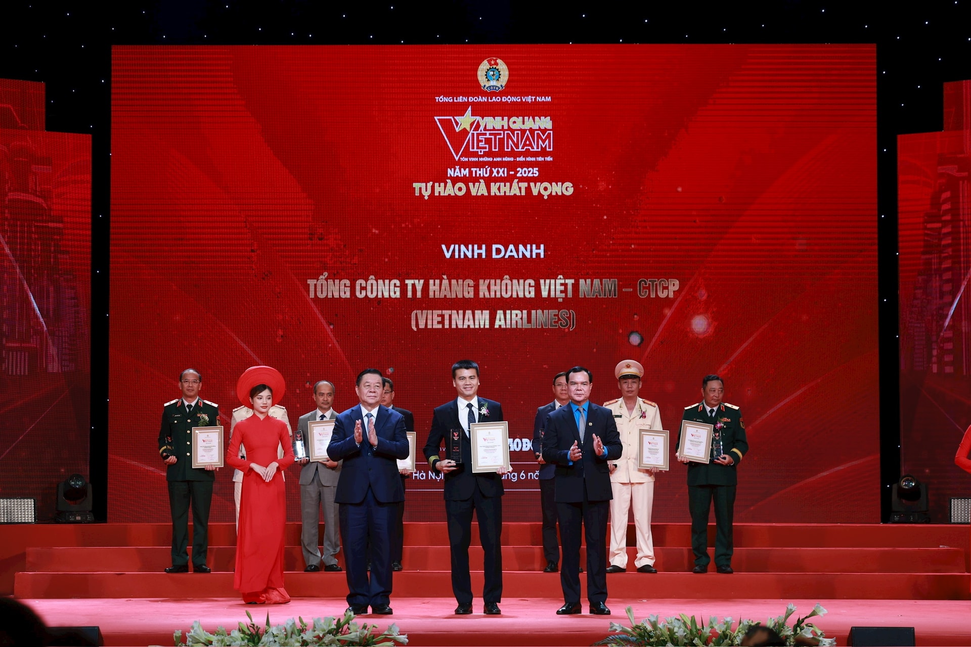 Vietnam Airlines nằm trong danh sách 13 tập thể và 6 cá nhân tiêu biểu năm 2025