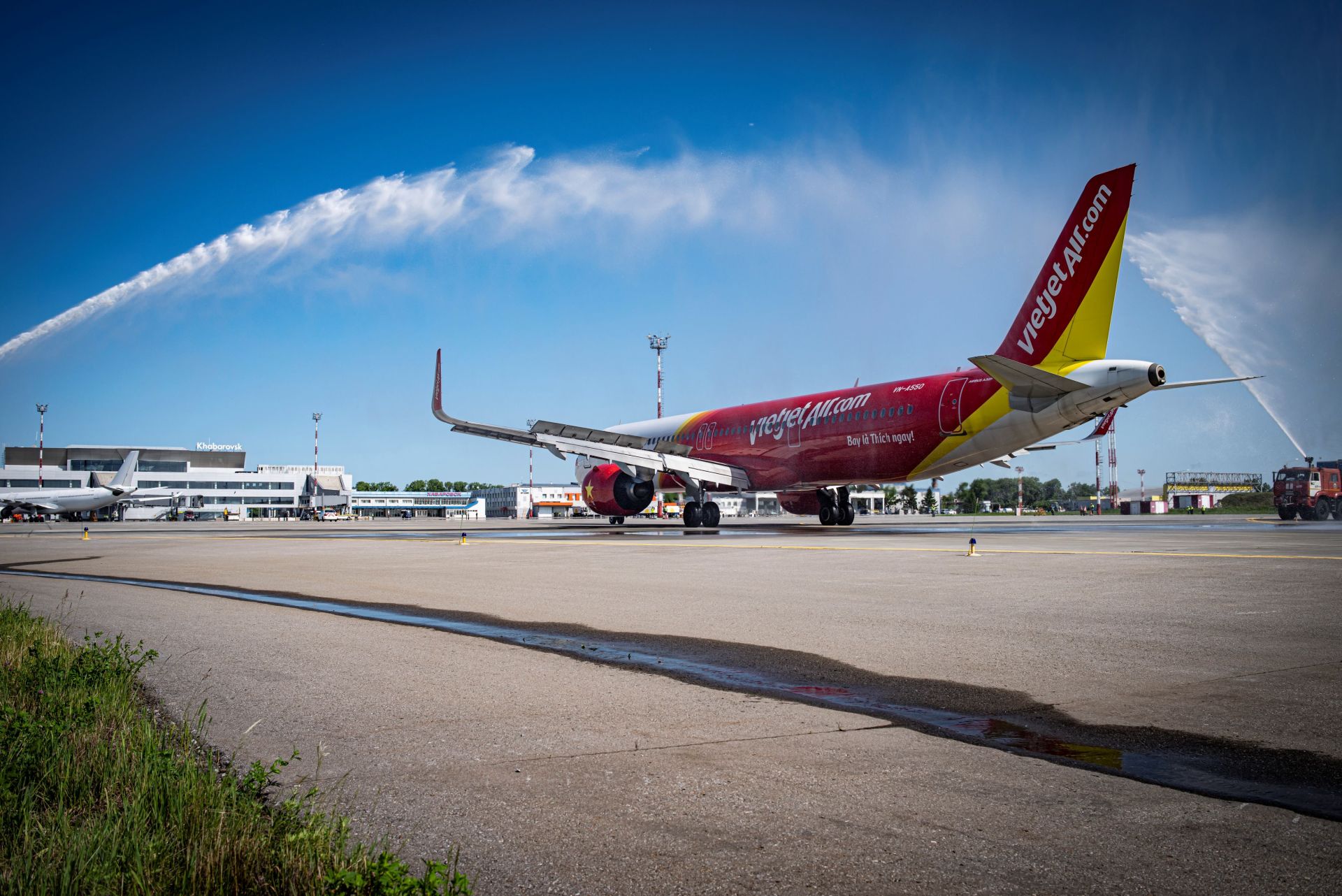 Tàu bay Vietjet được chào mừng tại sân bay Khabarovsk