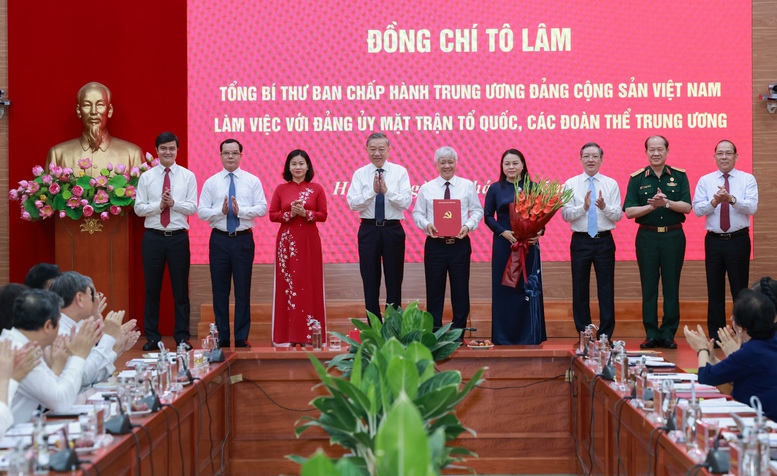Tổng Bí thư Tô Lâm trao Quyết định số 304- QĐ/TW về chức năng, nhiệm vụ, tổ chức bộ máy Cơ quan Ủy ban Trung ương MTTQ Việt Nam- Ảnh: VGP/Toàn Thắng Tổng Bí thư Tô Lâm trao Quyết định số 304- QĐ/TW về chức năng, nhiệm vụ, tổ chức bộ máy Cơ quan Ủy ban Trung ương MTTQ Việt Nam- Ảnh: VGP/Toàn Thắng