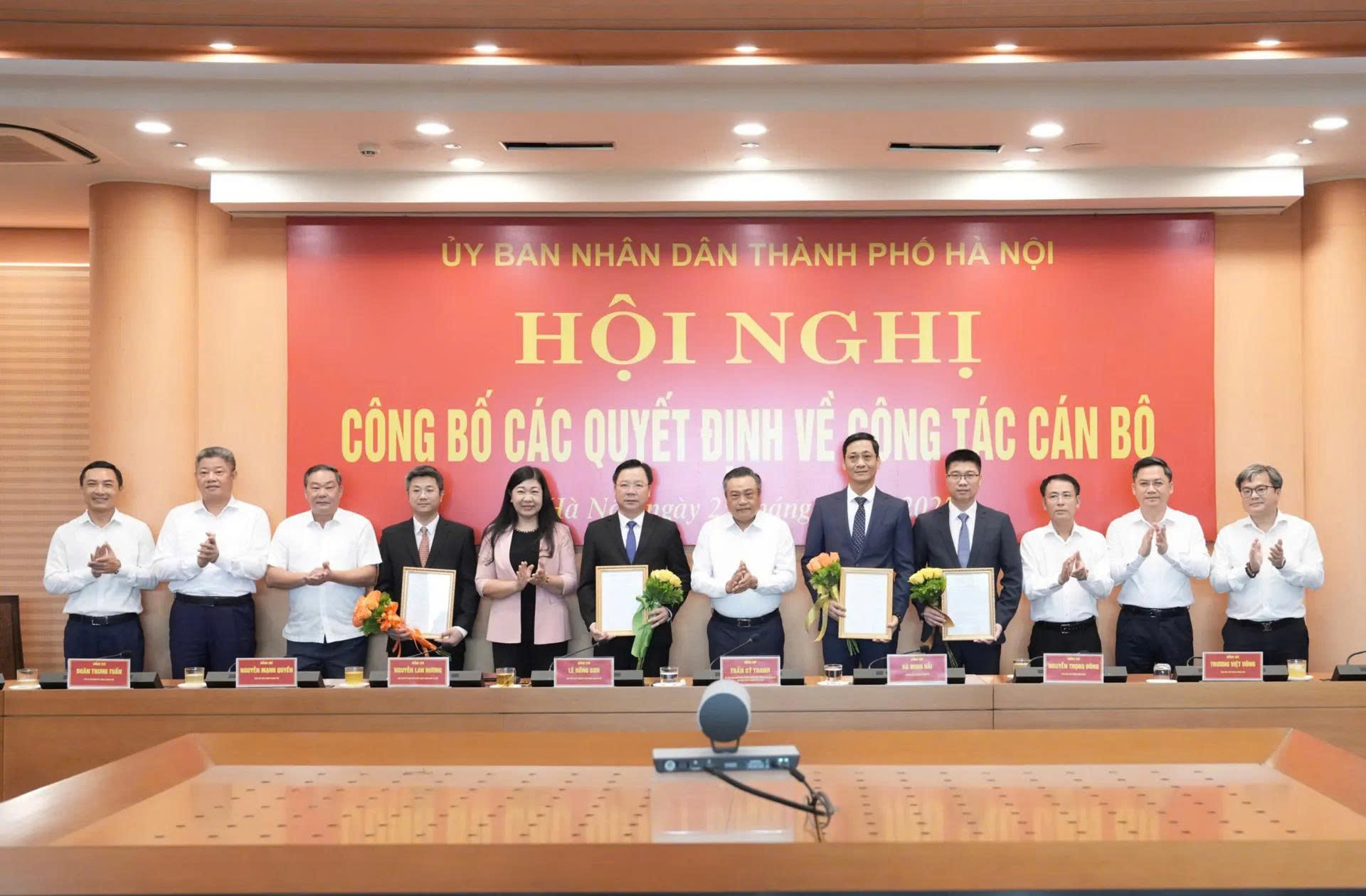 Chủ tịch UBND TP Hà Nội Trần Sỹ Thanh tặng hoa và trao Quyết định cho ông Lê Thanh Nam và các đồng chí vừa được tiếp nhận, điều động, bổ nhiệm Chủ tịch UBND TP Hà Nội Trần Sỹ Thanh tặng hoa và trao Quyết định cho ông Lê Thanh Nam và các đồng chí vừa được tiếp nhận, điều động, bổ nhiệm