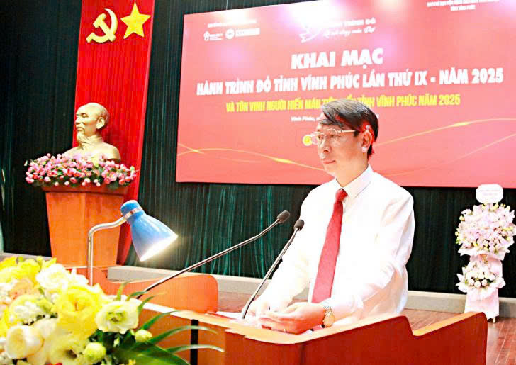 Phó Chủ tịch UBND tỉnh Nguyễn Khắc Hiếu phát biểu khai mạc Hành trình Đỏ tỉnh Vĩnh Phúc lần thứ IX năm 2025.