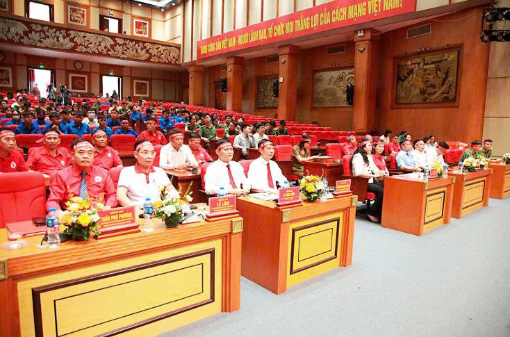 hó Chủ tịch UBND tỉnh Nguyễn Khắc Hiếu; Trưởng Ban Chăm sóc sức khỏe, Trung ương Hội Chữ thập đỏ Việt Nam, Chánh Văn phòng Ban Chỉ đạo Quốc gia vận động HMTN Lê Gia Tiến cùng các đại biểu dự khai mạc Hành trình đỏ tỉnh Vĩnh Phúc năm 2025. (Ảnh: Báo Vĩnh Phúc)