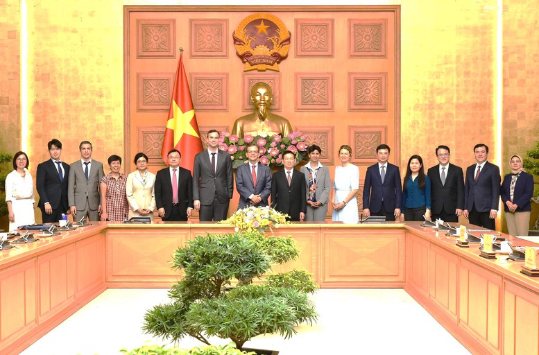 Phó Thủ tướng Hồ Đức Phớc cùng các thành viên Đoàn Điều IV của Quỹ Tiền tệ Quốc tế (IMF).