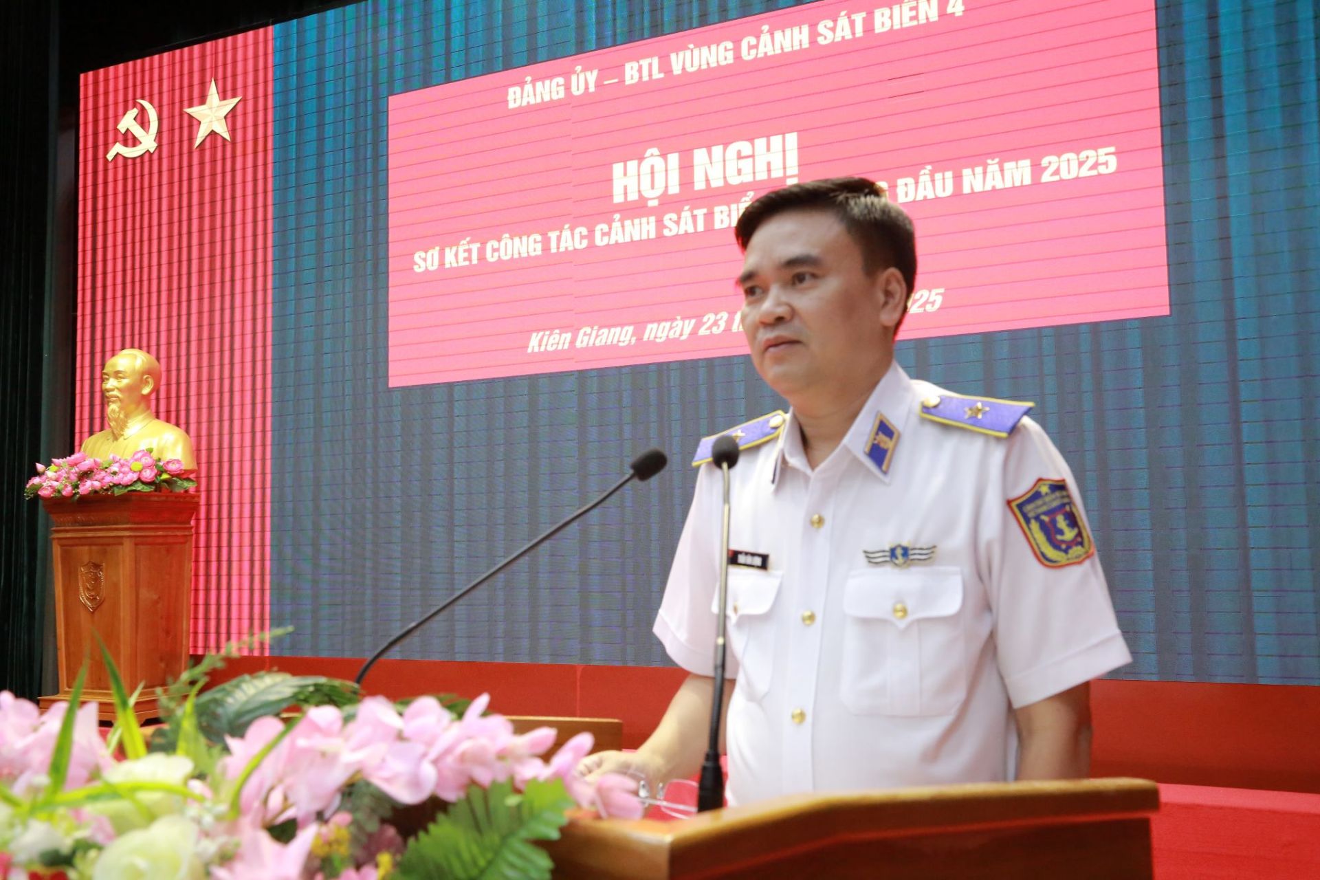 Thiếu tướng Trần Văn Lượng, Tư lệnh Vùng Cảnh sát biển 4 chủ trì Hội nghị
