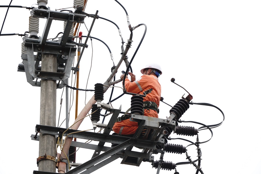 Công nhân Đội Quản lý tổng hợp kiểm tra xử lý tiếp xúc khiếm khuyết các đường dây trung thế