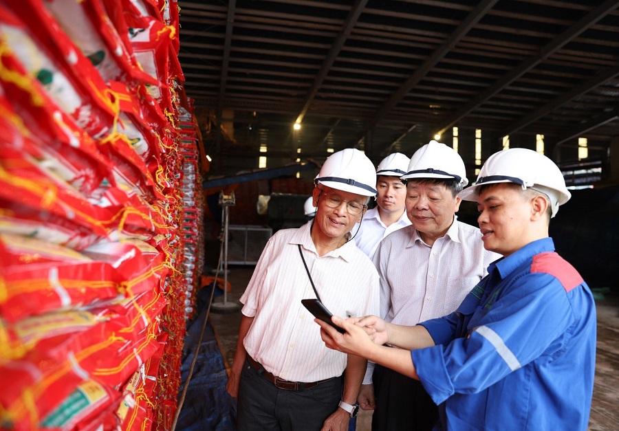 Giám đốc Xí nghiệp NPK3 Bùi Cao Cường giới thiệu về ứng dụng quét mã QR trên bao bì sản phẩm phân bón Lâm Thao với các đồng chí Lãnh đạo tiền nhiệm của Công ty Giám đốc Xí nghiệp NPK3 Bùi Cao Cường giới thiệu về ứng dụng quét mã QR trên bao bì sản phẩm phân bón Lâm Thao với các đồng chí Lãnh đạo tiền nhiệm của Công ty