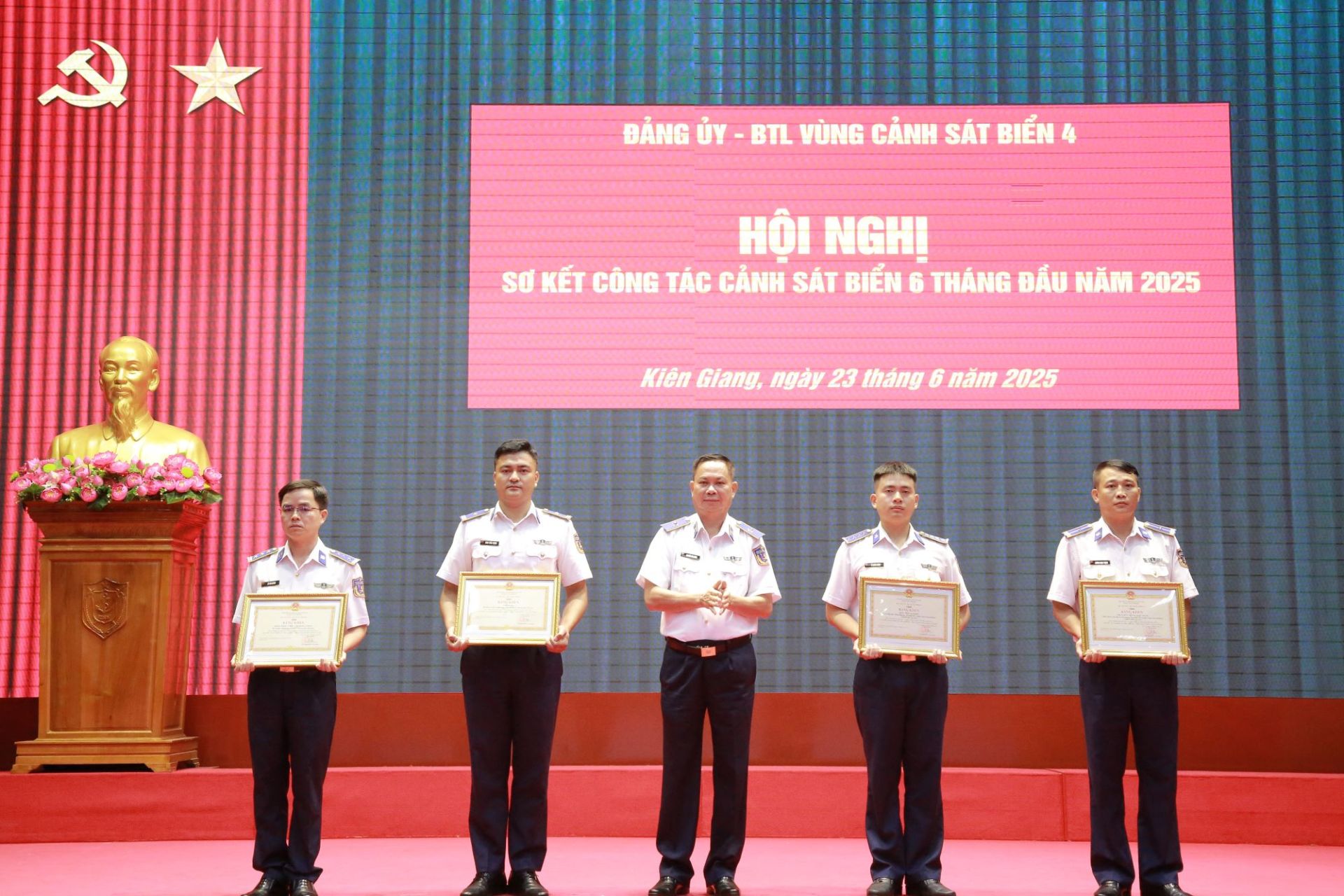 Thiếu tướng Nguyễn văn Dũng, Bí thư Đảng ủy, Chính ủy BTL Vùng trao thưởng Bằng khen của Bộ trưởng Bộ Quốc phòng cho các tập thể, cá nhân