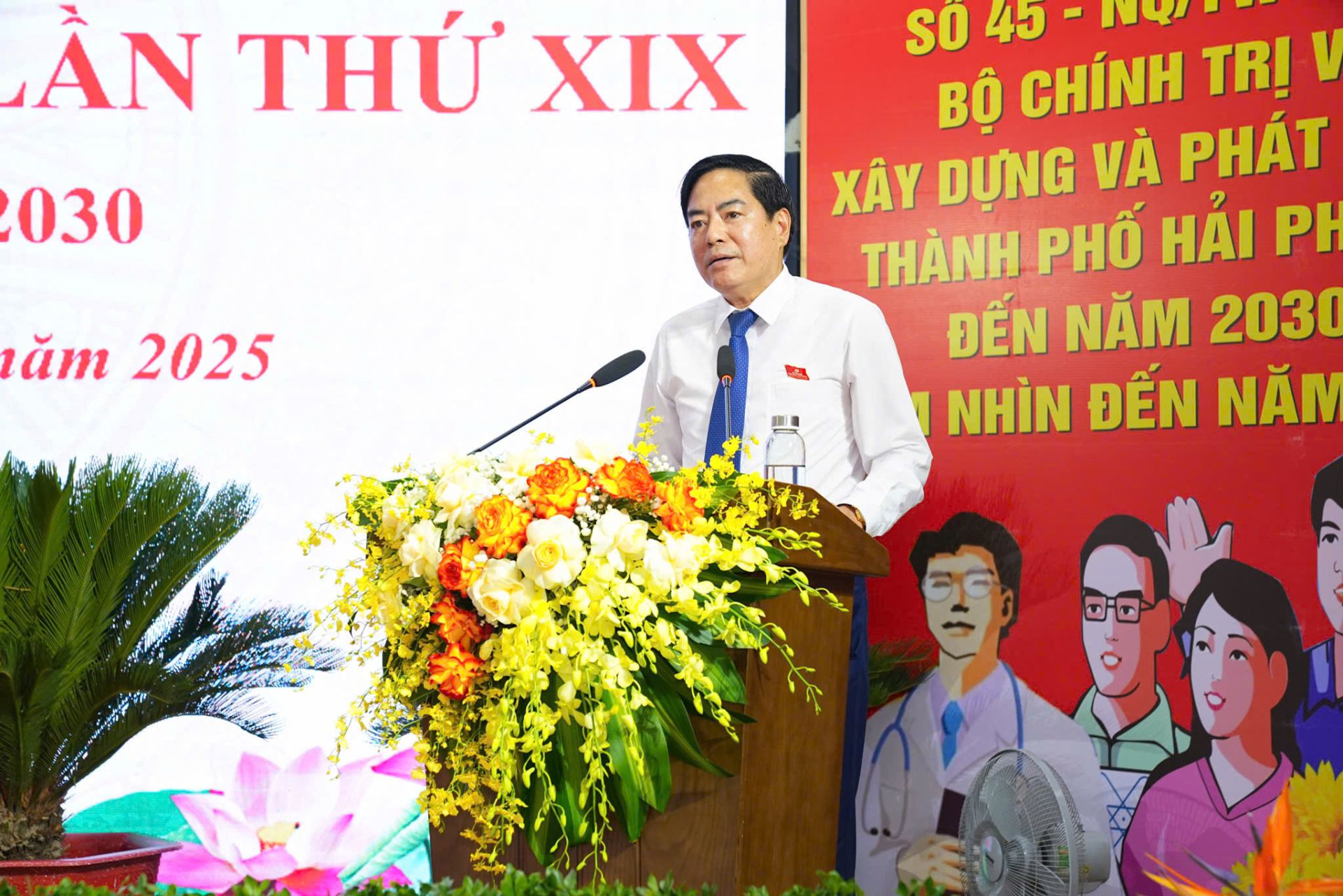 Đồng chí Phan Huy Thục, Phó Giám đốc Sở Y tế trình bày báo cáo Tổng kết việc thực hiện nghị quyết Đại hội Đảng bộ Sở Y tế. Đồng chí Phan Huy Thục, Phó Giám đốc Sở Y tế trình bày báo cáo Tổng kết việc thực hiện nghị quyết Đại hội Đảng bộ Sở Y tế.