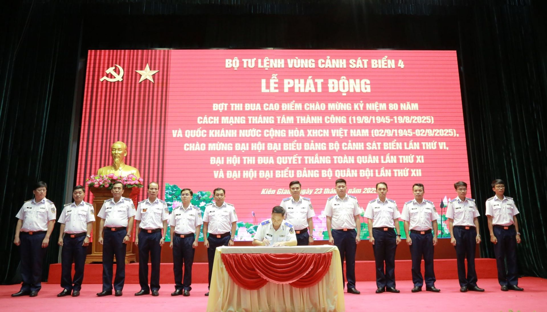 Thiếu tướng Nguyễn Văn Dũng, Bí thư Đảng ủy, Chính ủy - Chủ tịch Hội đồng thi đua khen thưởng BTL Vùng ký công nhận giao ước thi đua của các cơ quan, đơn vị.