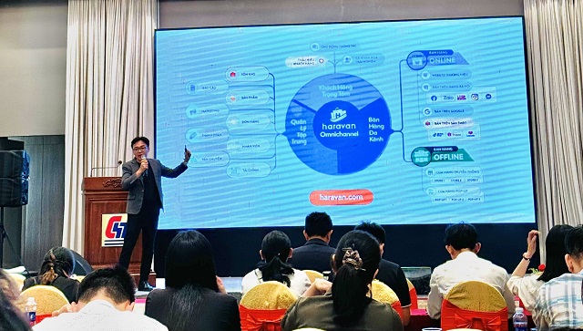 Chuyên gia đang truyền đạt những nội dung cơ bản về TMĐT và CĐS. Ảnh: Kim Thi
