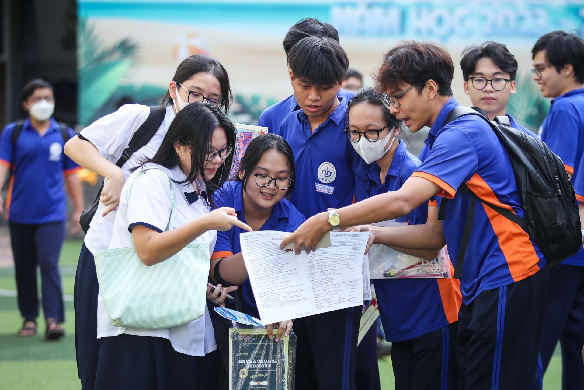 Các em học sinh lớp 12 cùng xem lại tài liệu ôn tập, chuẩn bị kỹ lưỡng cho kỳ thi tốt nghiệp THPT sắp tới.