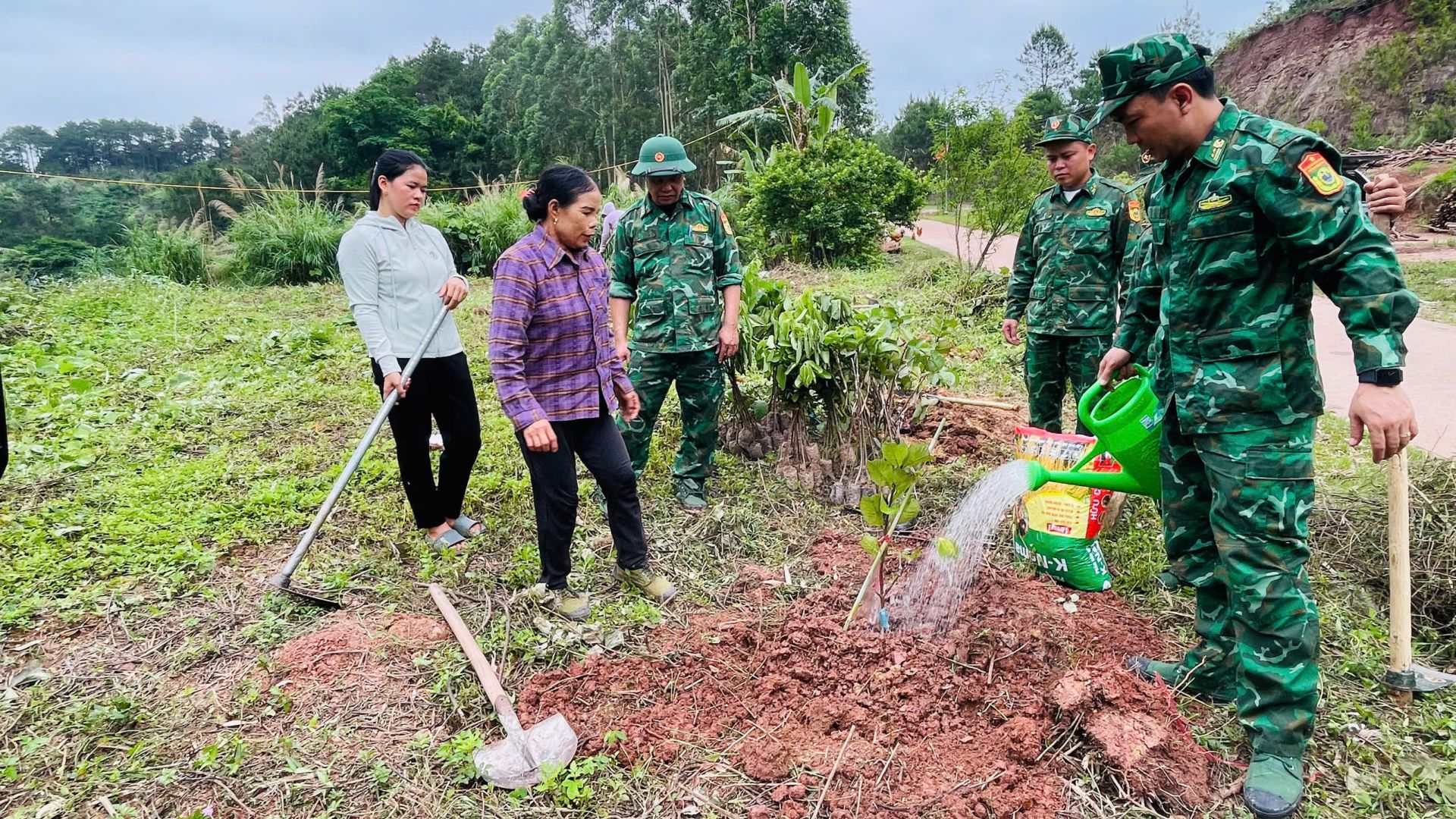 Đồn Biên phòng Cửa khẩu Chi Ma triển khai xây dựng “Vườn Mẫu” tại thôn Quân Phát, xã Tú Mịch.