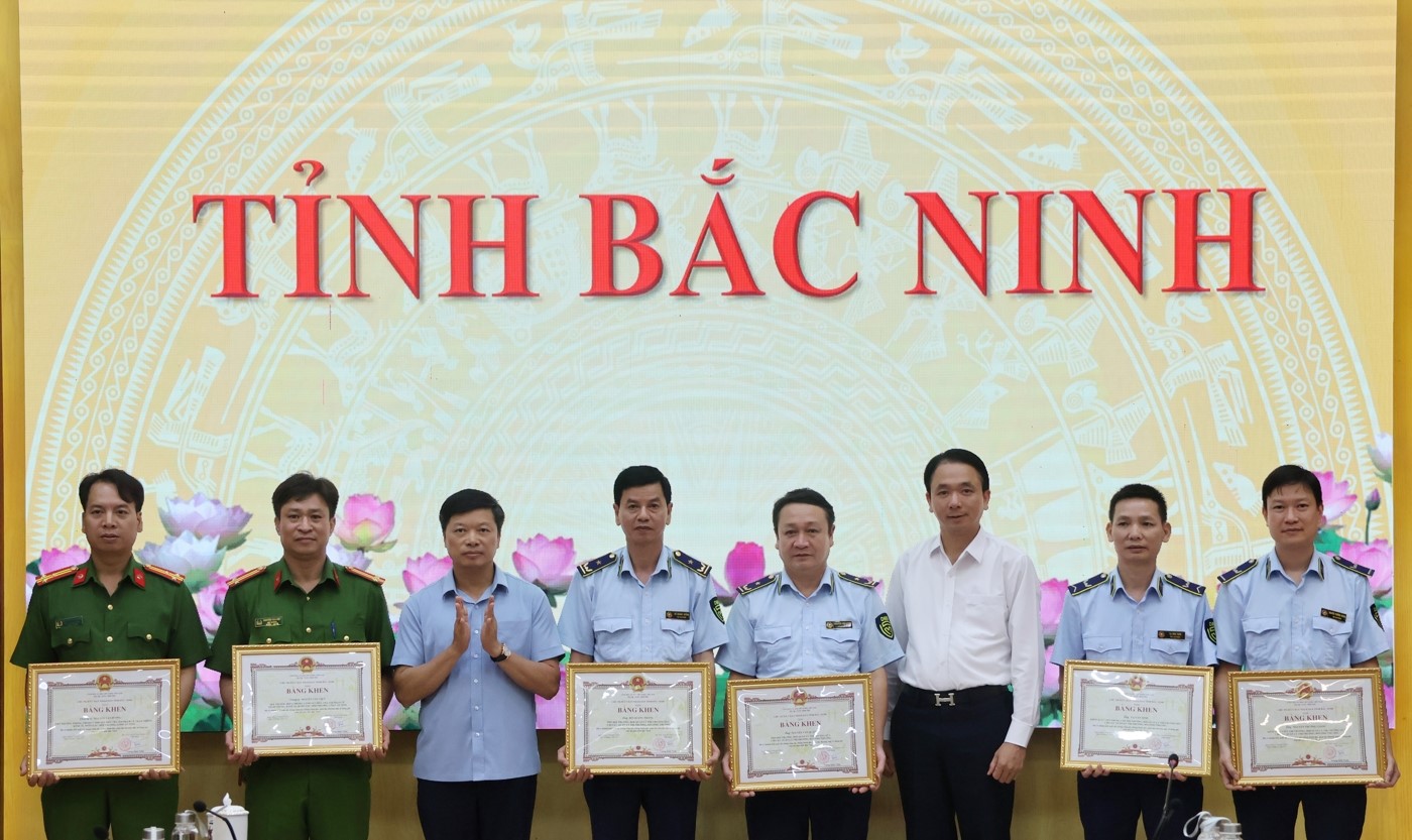 Các cá nhân có thành tích tiêu biểu được nhận Bằng khen của Chủ tịch UBND tỉnh. Các cá nhân có thành tích tiêu biểu được nhận Bằng khen của Chủ tịch UBND tỉnh.