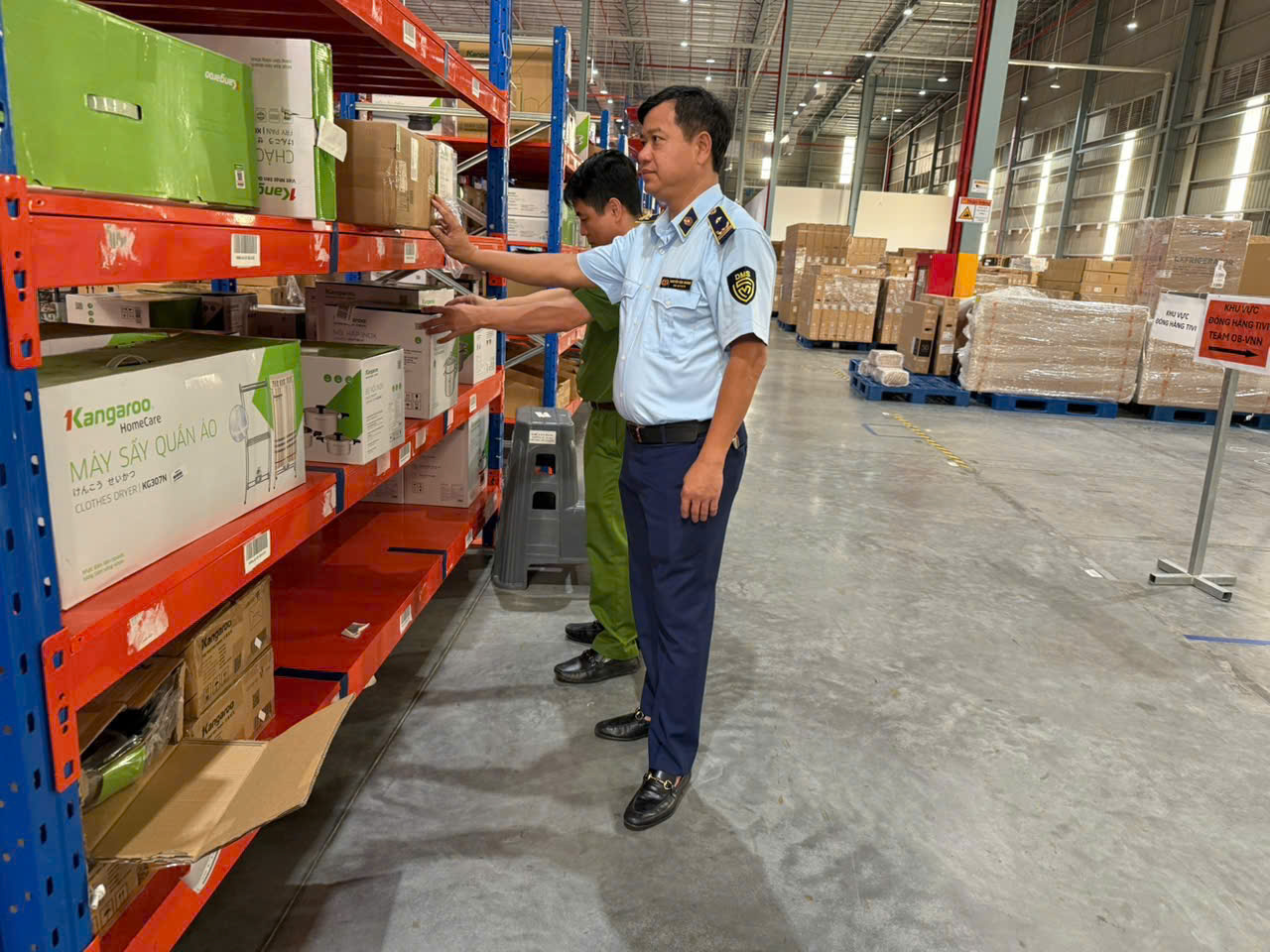 Ông Nguyễn Văn Hoàng Phó chi cục trưởng, Trưởng đoàn kiểm tra 389 đang trực tiếp chỉ đạo kiểm tra hàng lậu tại địa bàn tỉnh Bắc Ninh. Ông Nguyễn Văn Hoàng Phó chi cục trưởng, Trưởng đoàn kiểm tra 389 đang trực tiếp chỉ đạo kiểm tra hàng lậu tại địa bàn tỉnh Bắc Ninh.