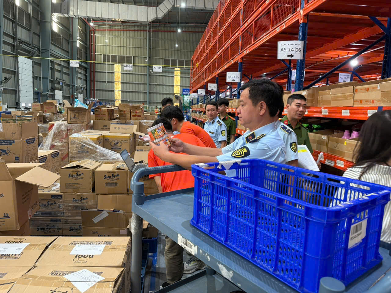 Lực lượng chức năng tỉnh Bắc Ninh kiểm tra hàng hóa tại thành phố Từ Sơn Lực lượng chức năng tỉnh Bắc Ninh kiểm tra hàng hóa tại thành phố Từ Sơn