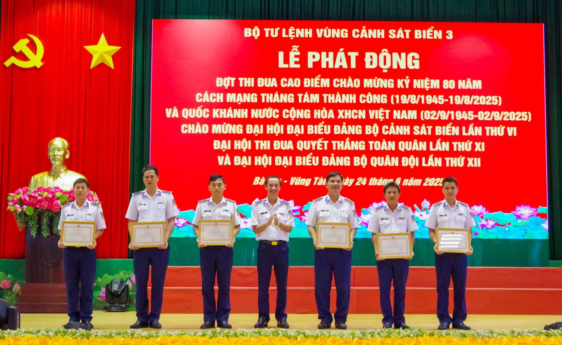 Đại tá Lê Văn Tú, Chính ủy Vùng Cảnh sát biển 3 trao Bằng khen cho các cá nhân có thành tích xuất sắc trong đợt thi đua cao điểm Thần tốc-quyết thắng