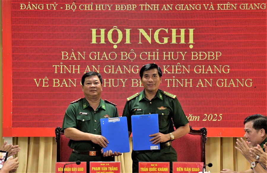 Hội nghị bàn giao Bộ chỉ huy Biên phòng tỉnh