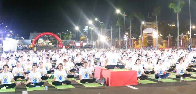 Đồng diễn Yoga của hơn 1.000 người với các bài tập giao thức chuẩn quốc tế Đồng diễn Yoga của hơn 1.000 người với các bài tập giao thức chuẩn quốc tế