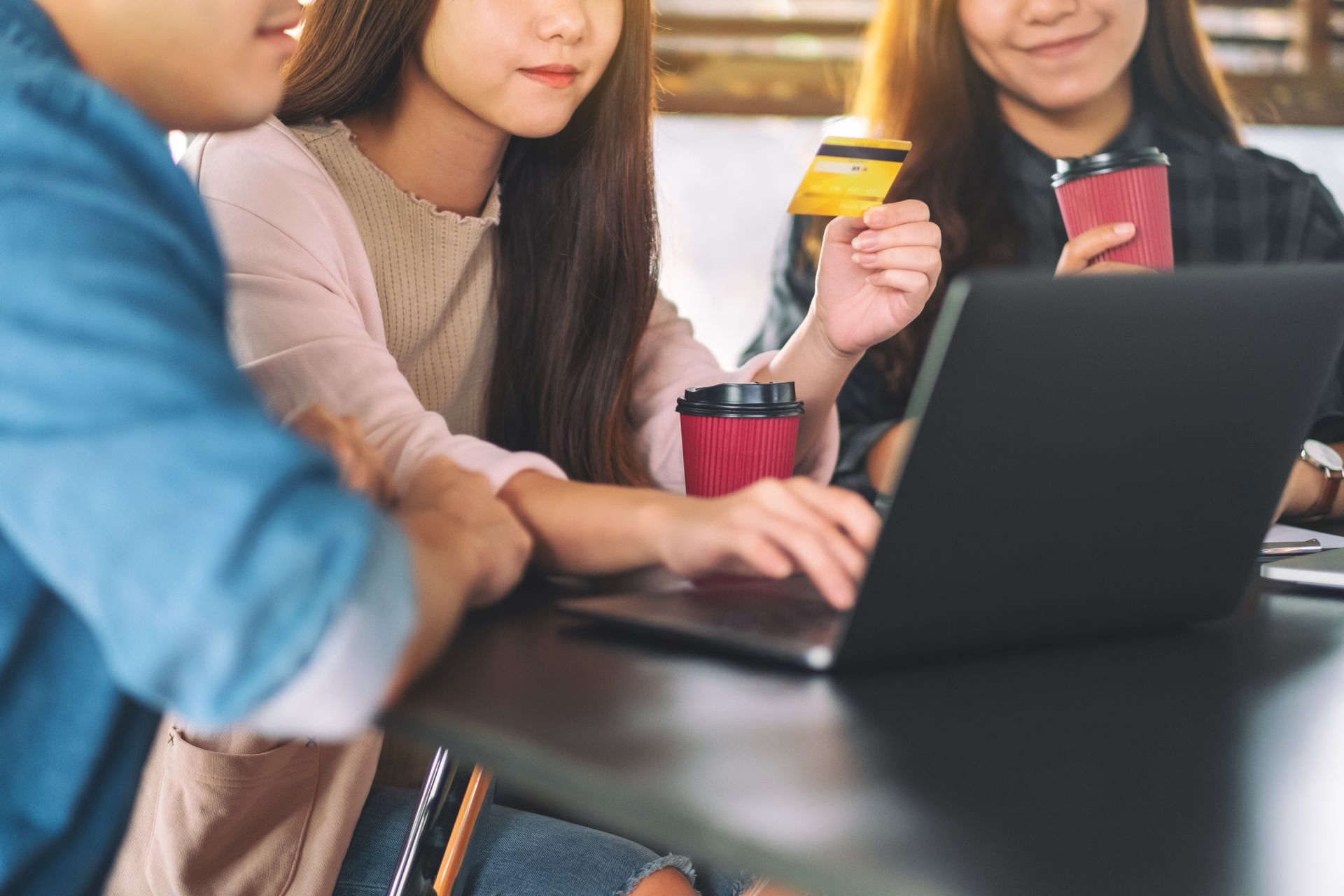 Gen Z và bài toán quản lý thu nhập: Làm ra nhiều nhưng vẫn “thiếu trước hụt sau”?