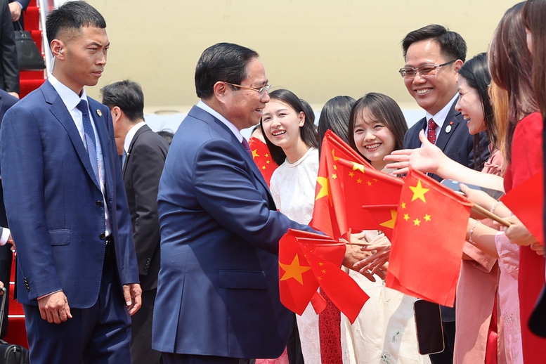 Đại diện cộng đồng người Việt Nam tại Trung Quốc đón Thủ tướng tới Thiên Tân, bắt đầu chuyến công tác dự Hội nghị WEF và làm việc tại Trung Quốc - Ảnh: VGP/Nhật Bắc