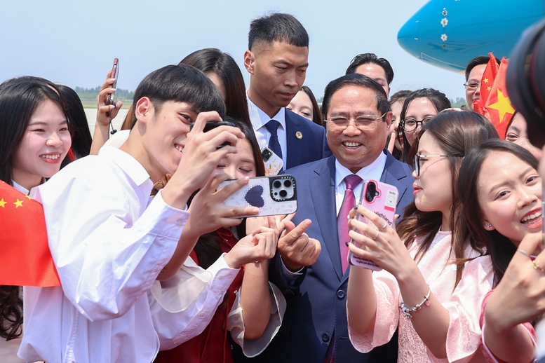 Thủ tướng Phạm Minh Chính và các bạn trẻ Việt Nam đang học tập, làm việc tại Thiên Tân (Trung Quốc) - Ảnh: VGP/Nhật Bắc