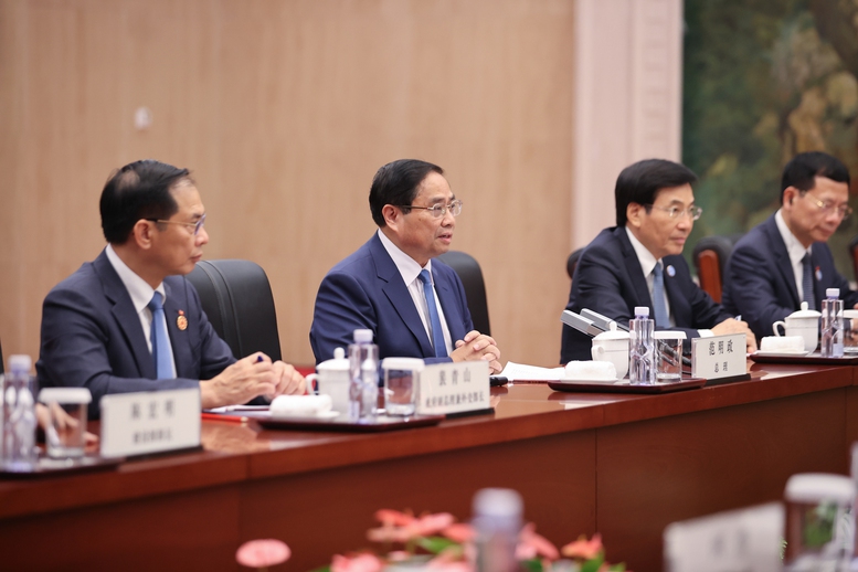 Thủ tướng Phạm Minh Chính đề nghị hai bên triển khai đồng bộ 3 tuyến đường sắt khổ tiêu chuẩn kết nối Việt Nam - Trung Quốc, trong đó, ưu tiên thúc đẩy khởi công xây dựng tuyến Lào Cai - Hà Nội - Hải Phòng trong tháng 12/2025 - Ảnh: VGP/Nhật Băc Thủ tướng Phạm Minh Chính đề nghị hai bên triển khai đồng bộ 3 tuyến đường sắt khổ tiêu chuẩn kết nối Việt Nam - Trung Quốc, trong đó, ưu tiên thúc đẩy khởi công xây dựng tuyến Lào Cai - Hà Nội - Hải Phòng trong tháng 12/2025 - Ảnh: VGP/Nhật Băc