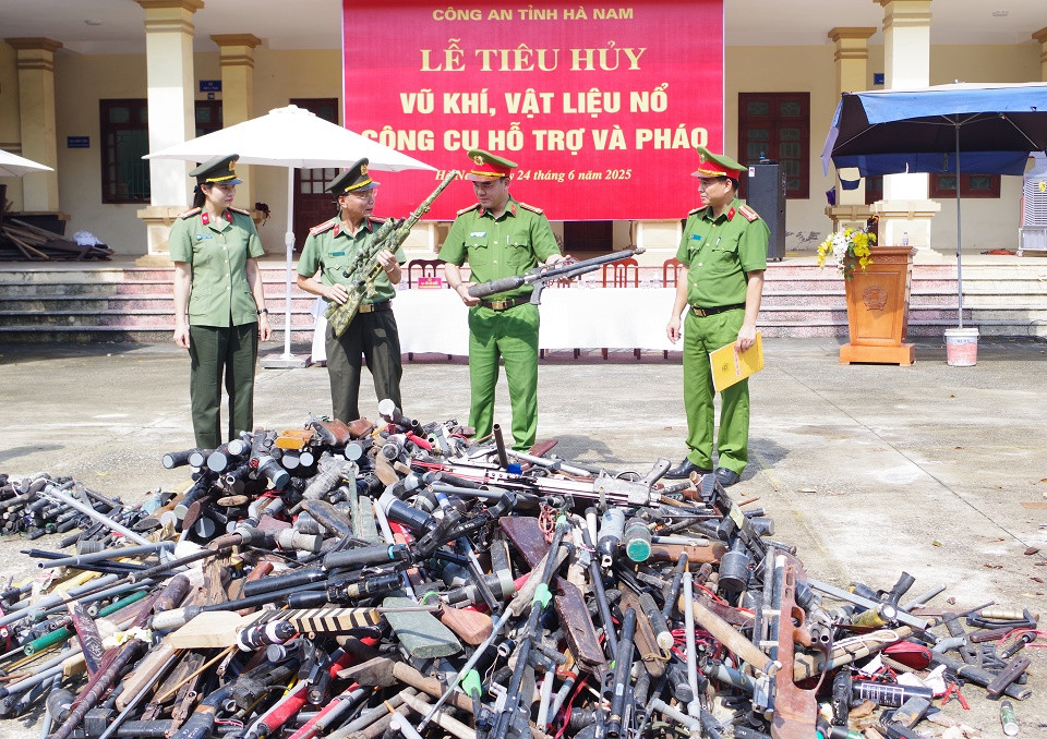 Hà Nam: Tiêu huỷ hàng nghìn vũ khí, trong đó có hơn 400 khẩu súng, 23 bệ pháo