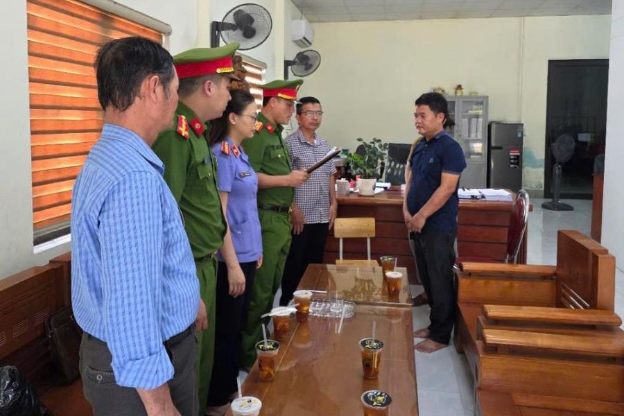 Cơ quan điều tra đọc lệnh khởi tố, lệnh cấm đi khỏi nơi cư trú đối tượng Nguyễn Như Anh.