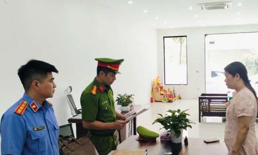 Cơ quan điều tra đọc lệnh khởi tố, lệnh cấm đi khỏi nơi cư trú đối tượng Trịnh Thị Dung.