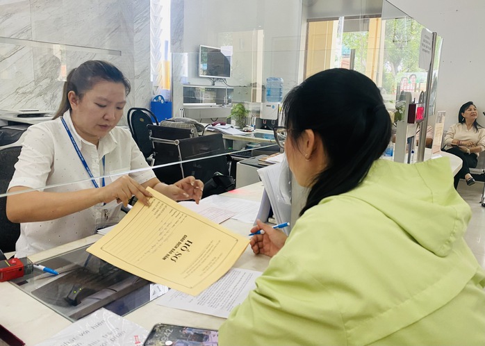 Cán bộ, công chức TP. Hồ Chí Minh giải quyết thủ tục hành chính cho người dân