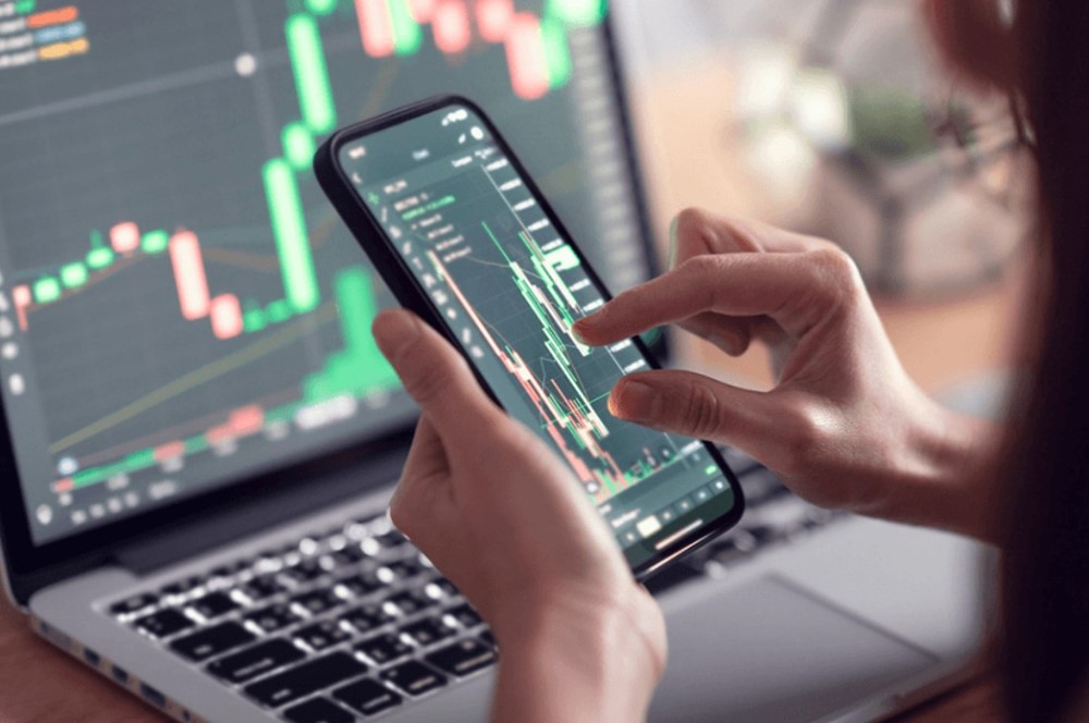 VN-Index hôm nay: Nhà đầu tư xem xét tăng dần tỷ trọng các mã cổ phiếu đang có lợi nhuận. Ảnh internet. VN-Index hôm nay: Nhà đầu tư xem xét tăng dần tỷ trọng các mã cổ phiếu đang có lợi nhuận. Ảnh internet.