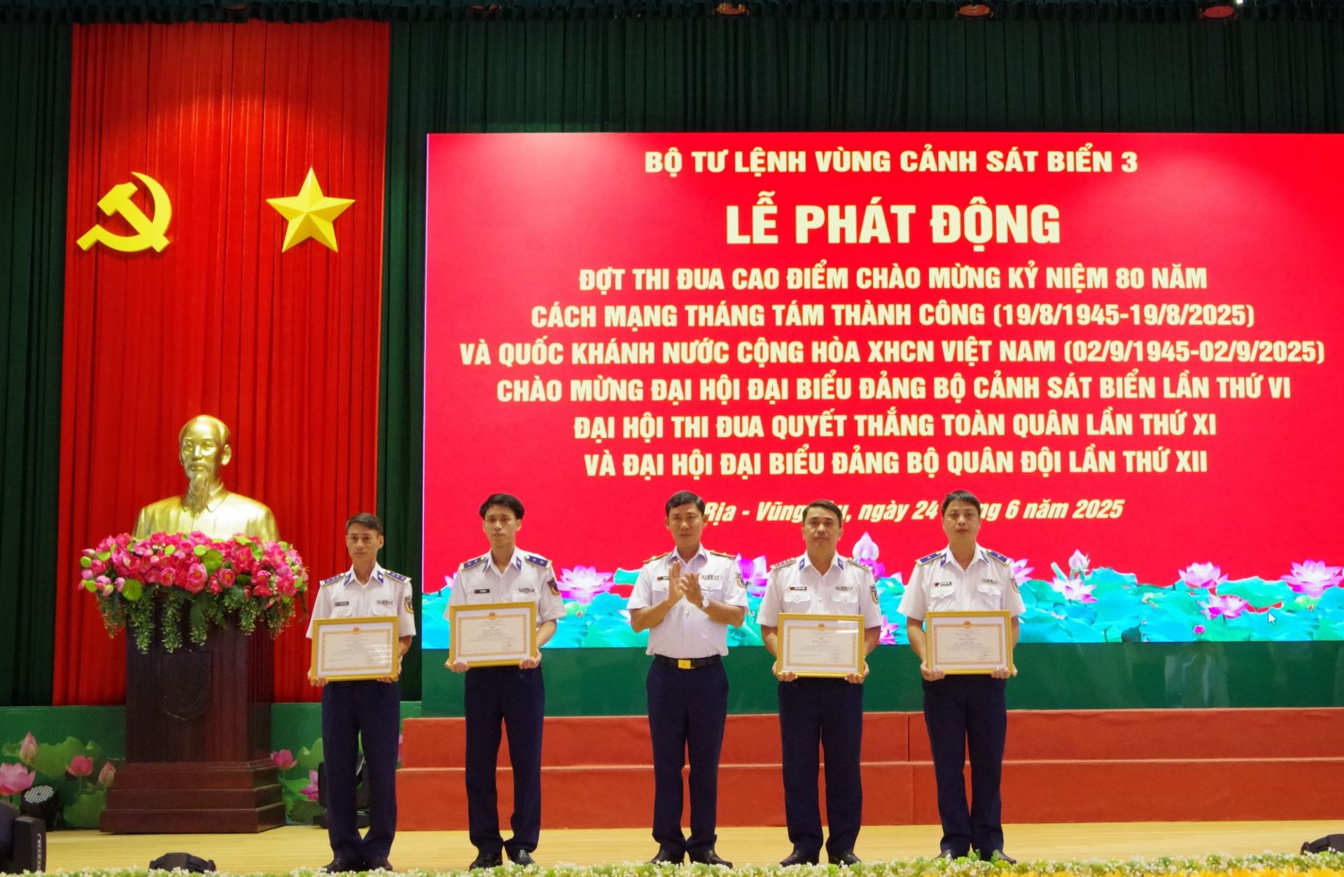 Trao tặng bằng khen của Cảnh sát biển cho các tập thể trong phục vụ và tham gia diễu binh, diễu hành tại Lễ Kỷ niệm 50 năm Ngày giải phóng miền Nam thống nhất đất nước