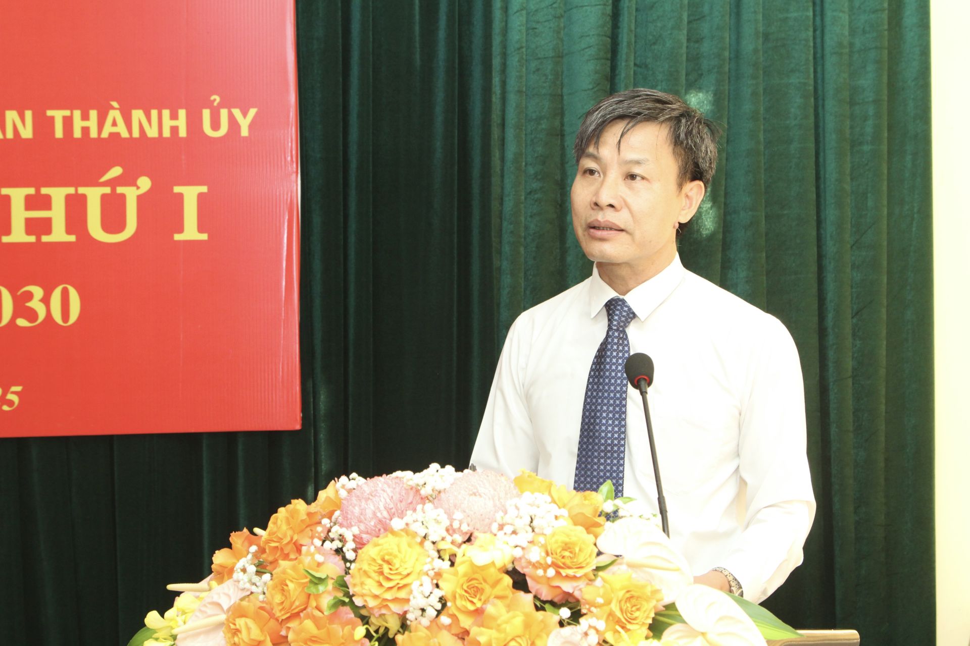 Đồng chí Nguyễn Văn Hiểu, Bí thư Đảng uỷ Ban Tuyên giáo - Dân vận Thành uỷ phát biểu khai mạc.