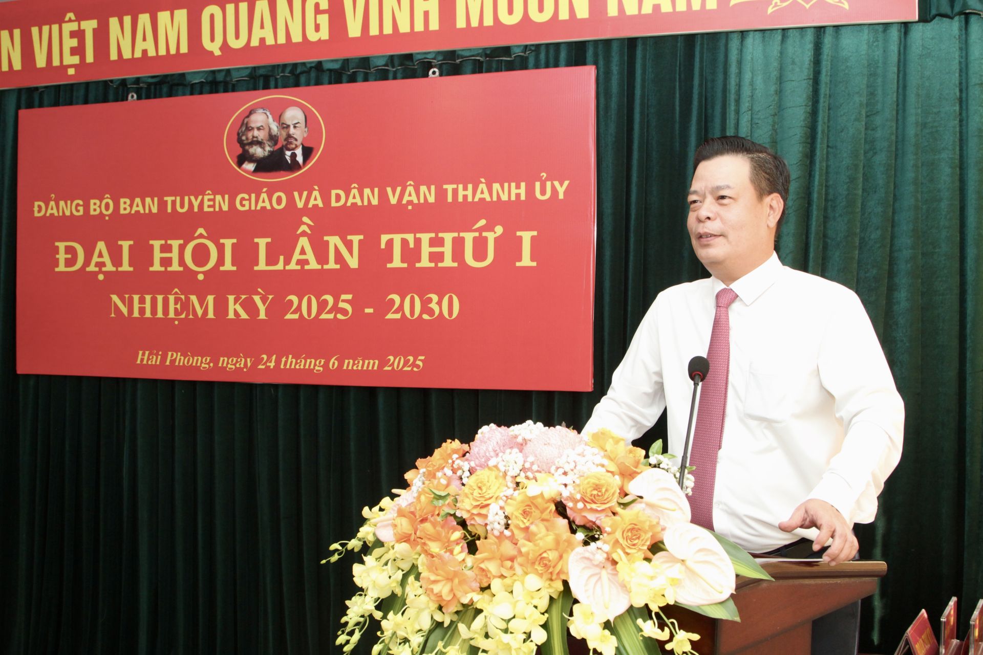 Đồng chí Phạm Văn Thép, Trưởng ban Ban Tuyên giáo và Dân vận Thành uỷ phát biểu chỉ đạo Đại hội.