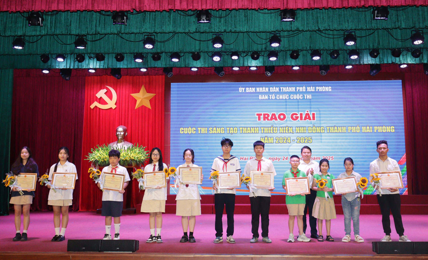 Trao giải cho các tác giả và nhóm tác. Trao giải cho các tác giả và nhóm tác.