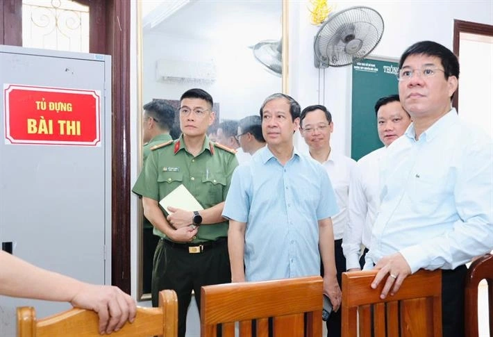 Bộ trưởng Nguyễn Kim Sơn kiểm tra tại điểm thi tại Trường THPT Nguyễn Đức Cảnh