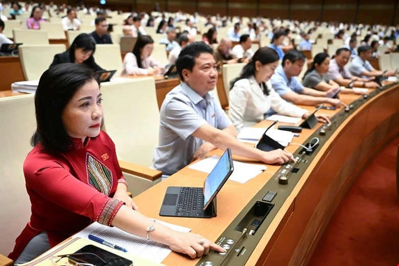 Đại biểu Quốc hội ấn nút biểu quyết bằng hệ thống điện tử tại Kỳ họp thứ 9. Ảnh quochoi.vn. Đại biểu Quốc hội ấn nút biểu quyết bằng hệ thống điện tử tại Kỳ họp thứ 9. Ảnh quochoi.vn.