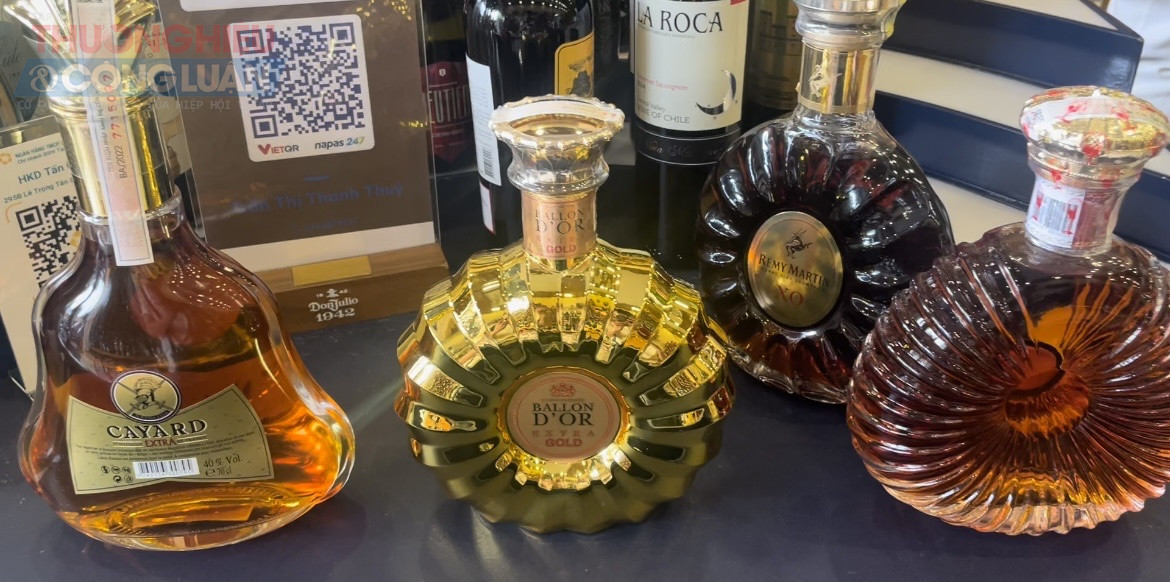 Một số dòng rượu ngoại XO không tem nhãn phụ được chủ cửa hàng giới thiệu. Một số dòng rượu ngoại XO không tem nhãn phụ được chủ cửa hàng giới thiệu.